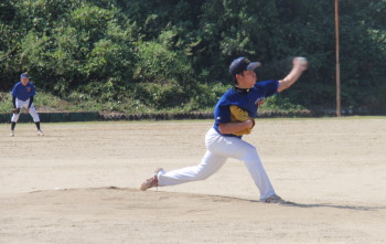 P9230035岩崎投手後方は久し振りに三塁打を放った古田選手