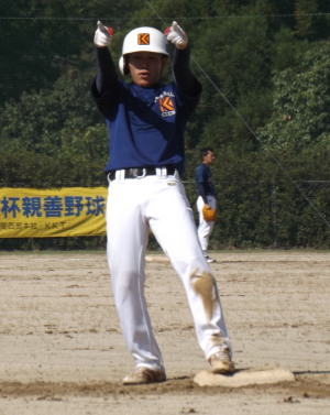 DSCF3331左越え二塁打を放ちガッツポーズの岩崎選手