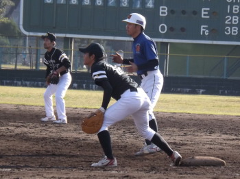 DSCF3390福山一塁手と津田た二塁手　一塁走者は炭焼きよたの古田選手