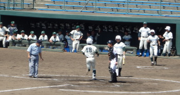P40100552回裏右中間本塁打を放ってホームインする専大玉名の小田選手