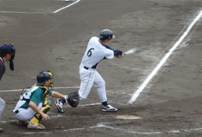 P7121448ＮＴＴ熊本４回表１死二塁から５番が同点の左越え二塁打を放つ