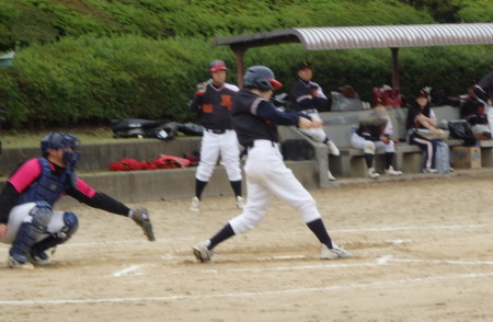PB010283熊本市役所２回表２死一、三塁から９番が先生の左前打を放つ