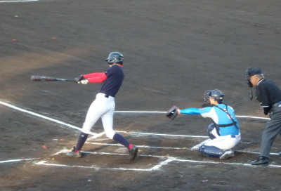 P5271953 １回裏熊本市教祖無死二塁から２番が左越え二塁打を放ち１対１の同点