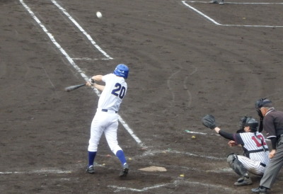 P6295178 熊本市教組５回表１死一塁から５番が右翼線二塁打を放ち二、三塁とする