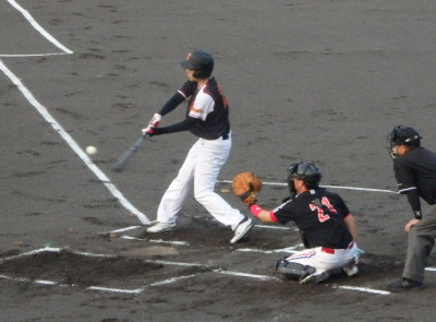 P8171683 １回裏熊本市役所１死三塁から３番が中前打を放ち１対１の同点にする