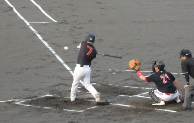 P8171691 １回裏熊本市役所２死二塁から５番の中前打で２対１と勝ち越す