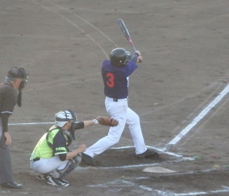 P8150943熊本市教組２回裏無死一塁から６番は中前打だったが、一走が足を負傷しており走れず、センターがセカンドへ送球され封殺された