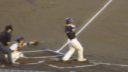 P9052708熊本市役所１回表１死一塁から３番が右前打を放ち一、二塁と先制のチャ
